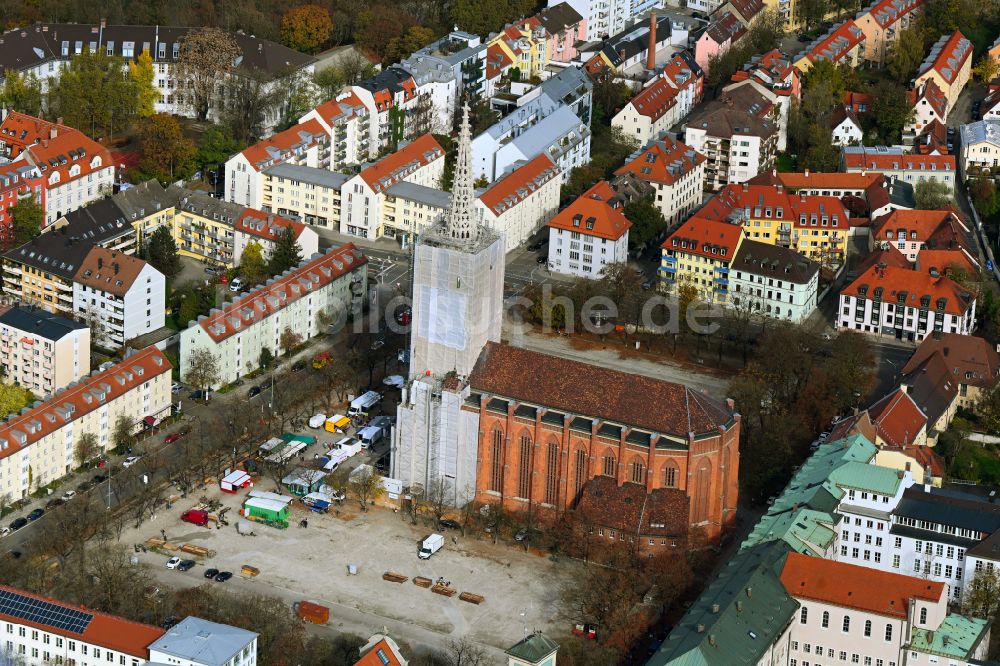 München von oben - Herbstluftbild Sanierung des Turmes am Kirchengebäude der Mariahilfkirche im Ortsteil Au-Haidhausen in München im Bundesland Bayern, Deutschland