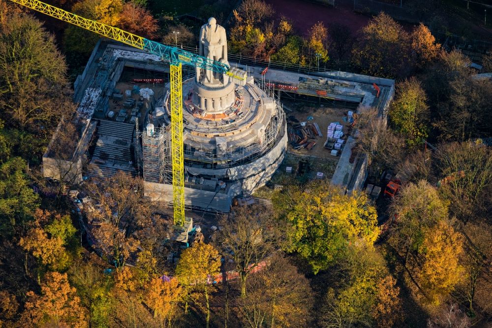 Luftbild Hamburg - Herbstluftbild Sanierungs- und Restaurationsarbeiten am Geschichts- Denkmal Bismarck-Denkmal in Hamburg, Deutschland