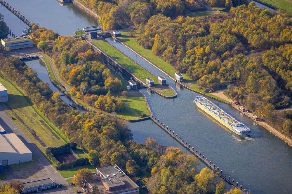 Gelsenkirchen aus der Vogelperspektive: Herbstluftbild Schleusenanlagen am Ufer der Wasserstraße des Rhein-Herne-Kanals in Gelsenkirchen im Bundesland Nordrhein-Westfalen