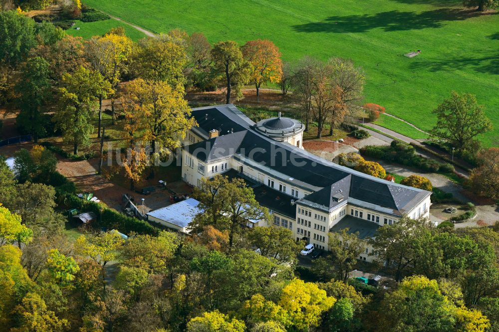 Luftbild Leipzig - Herbstluftbild Schloss Parkschloss Agra in Leipzig im Bundesland Sachsen, Deutschland