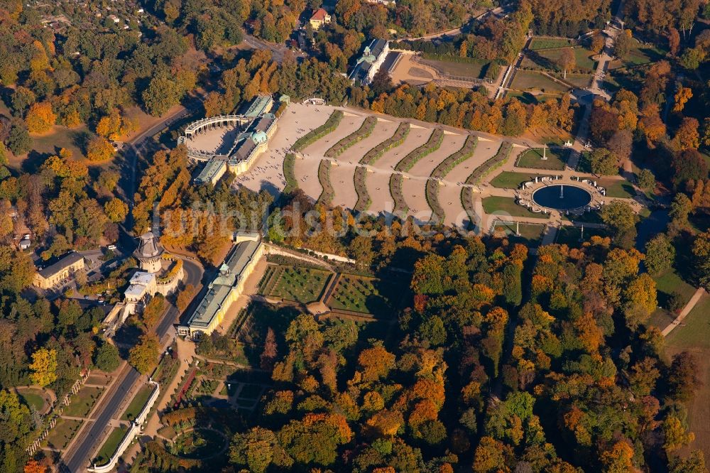 Luftaufnahme Potsdam - Herbstluftbild Schloss Sanssouci in Potsdam im Bundesland Brandenburg