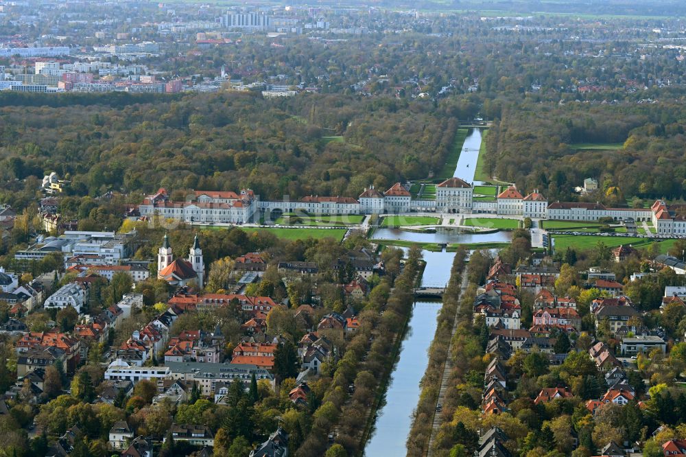 Luftaufnahme München - Herbstluftbild Schloss und Schlosspark Nymphenburg im Stadtteil Neuhausen-Nymphenburg in München im Bundesland Bayern, Deutschland