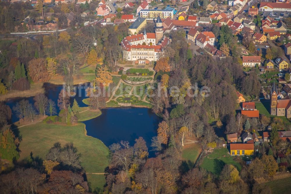 Luftaufnahme Wiesenburg/Mark - Herbstluftbild Schloss Wiesenburg im Hohen Fläming im Bundesland Brandenburg