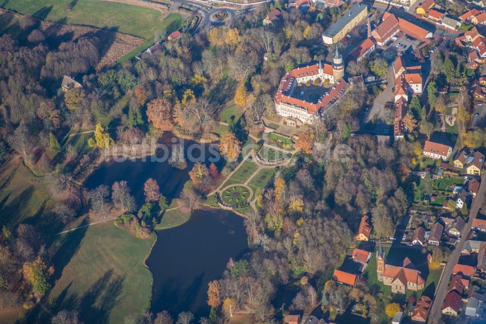 Wiesenburg/Mark von oben - Herbstluftbild Schloss Wiesenburg im Hohen Fläming im Bundesland Brandenburg