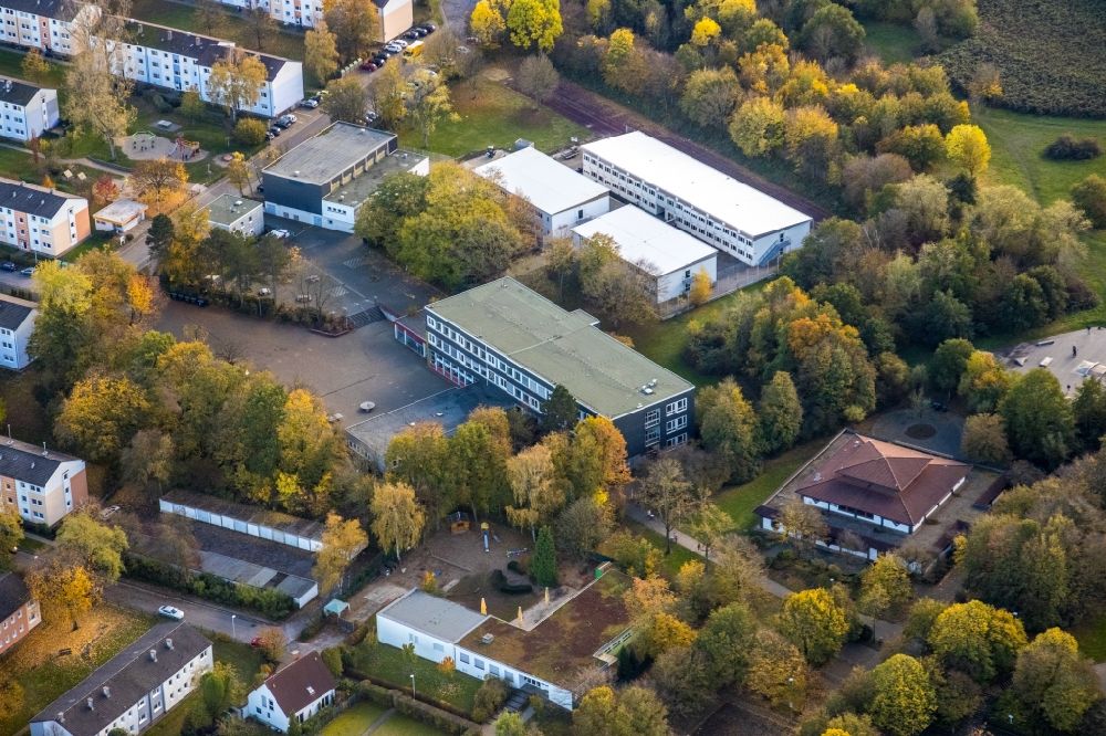 Luftaufnahme Mülheim an der Ruhr - Herbstluftbild Schulgebäude der der Gesamtschule Saarn an der Ernst-Tommes-Straße in Mülheim an der Ruhr im Bundesland Nordrhein-Westfalen, Deutschland