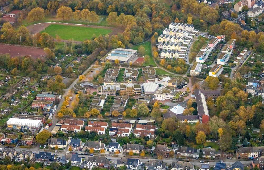 Luftaufnahme Gelsenkirchen - Herbstluftbild Schulgebäude Evangelische Gesamtschule in Gelsenkirchen im Bundesland Nordrhein-Westfalen, Deutschland