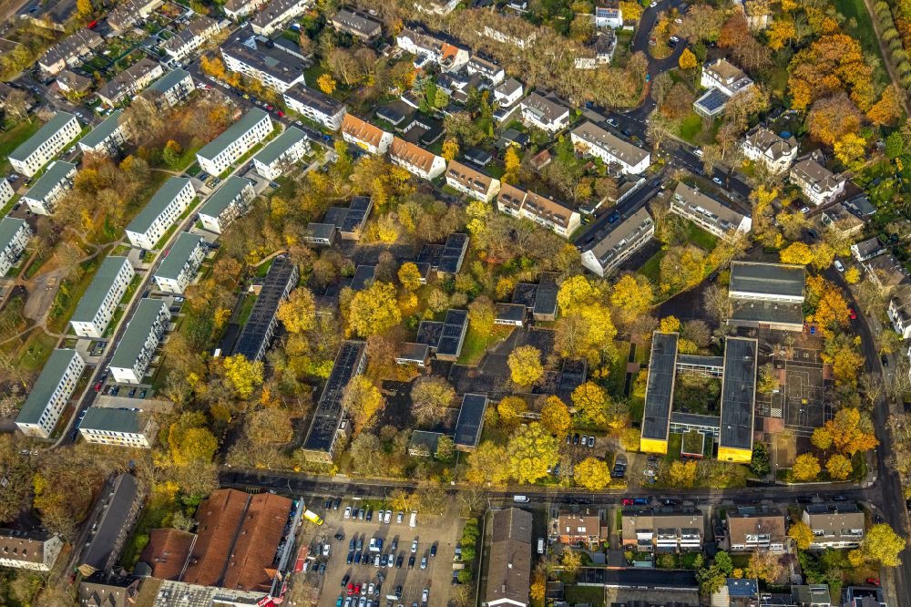 Luftbild Duisburg - Herbstluftbild Schulgebäude Ganztags-Waldorfschule im Ortsteil Hüttenheim in Duisburg im Bundesland Nordrhein-Westfalen, Deutschland