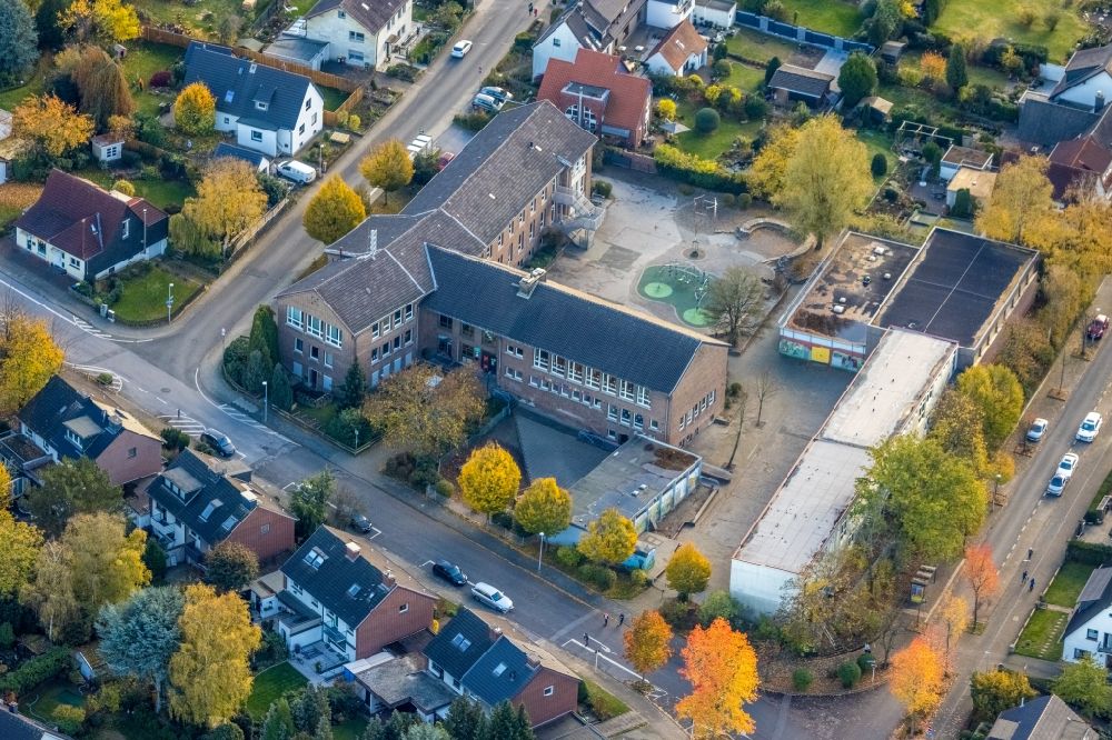 Luftaufnahme Mülheim an der Ruhr - Herbstluftbild Schulgebäude der GGS am Oemberg am Elsenborner Weg in Mülheim an der Ruhr im Bundesland Nordrhein-Westfalen, Deutschland