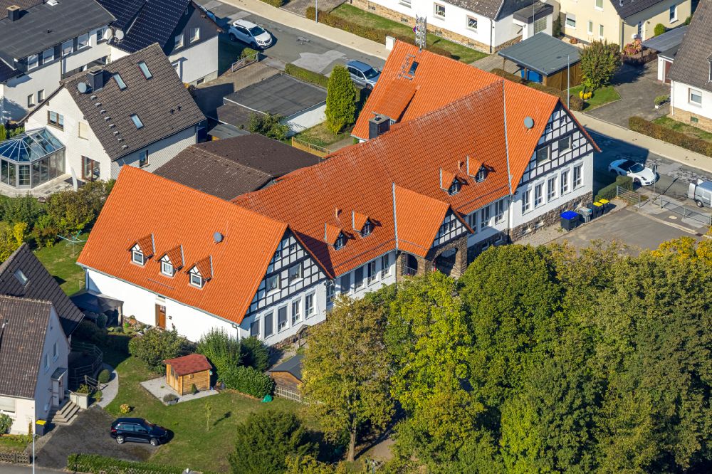 Luftaufnahme Menden (Sauerland) - Herbstluftbild Schulgebäude Grundschule St. Michael Schwitten in Menden (Sauerland) im Bundesland Nordrhein-Westfalen, Deutschland