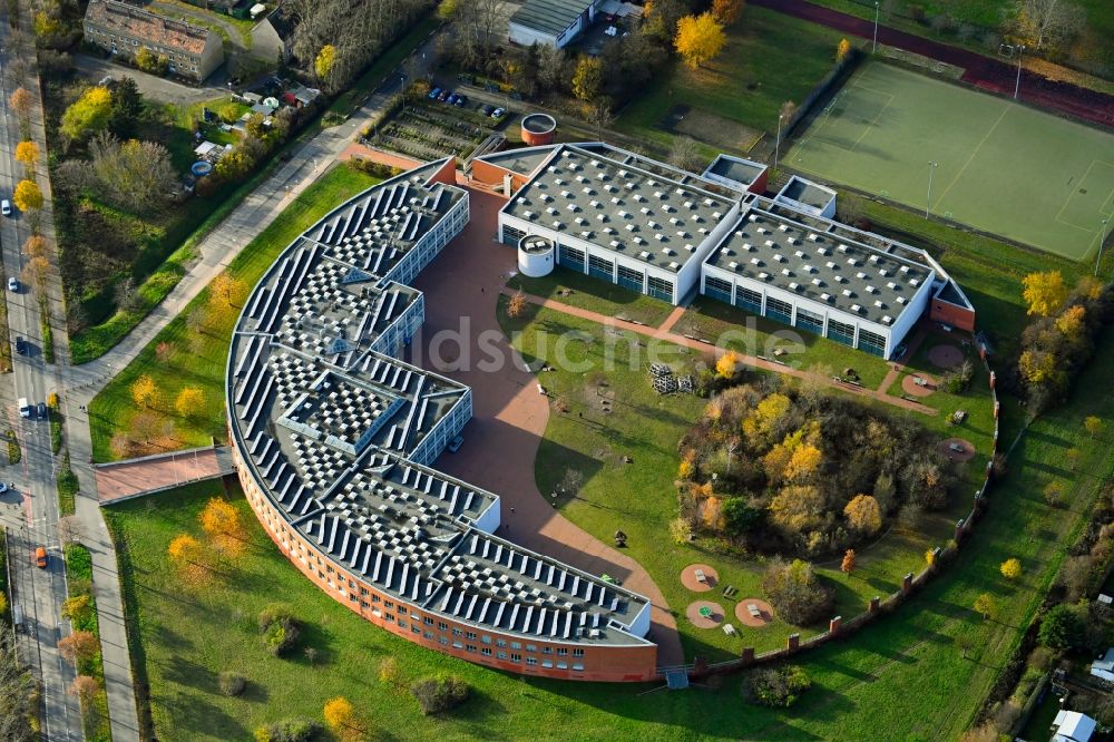Luftaufnahme Berlin - Herbstluftbild Schulgebäude des Gymnasium Barnim-Gymnasium im Ortsteil Falkenberg in Berlin, Deutschland