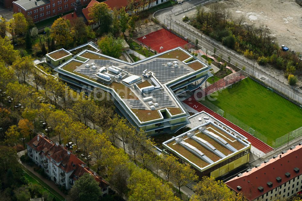 München von oben - Herbstluftbild Schulgebäude im Kreativquartier in München im Bundesland Bayern, Deutschland