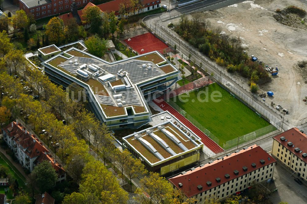 München aus der Vogelperspektive: Herbstluftbild Schulgebäude im Kreativquartier in München im Bundesland Bayern, Deutschland