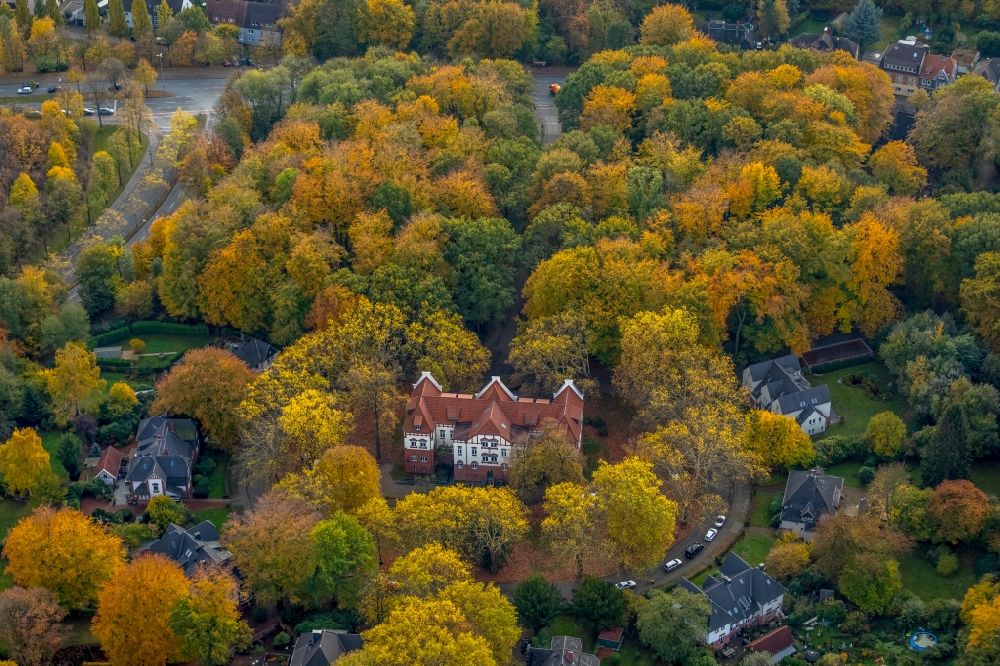 Luftbild Gladbeck - Herbstluftbild Schulgebäude der Musikschule der Stadt Gladbeck in Gladbeck im Bundesland Nordrhein-Westfalen, Deutschland