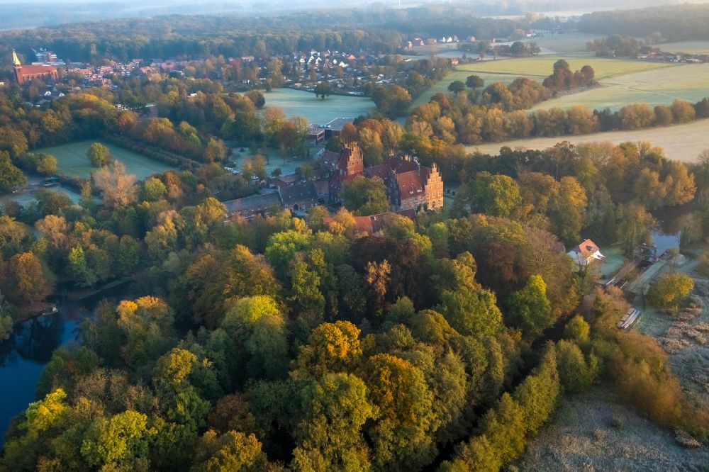 Luftaufnahme Hamm - Herbstluftbild Schulgebäude des Schloss Heessen Privatschule und Internat in Heessen im Bundesland Nordrhein-Westfalen, Deutschland