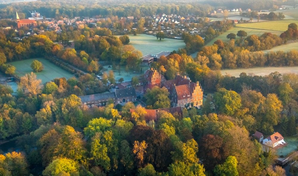 Hamm von oben - Herbstluftbild Schulgebäude des Schloss Heessen Privatschule und Internat in Heessen im Bundesland Nordrhein-Westfalen, Deutschland