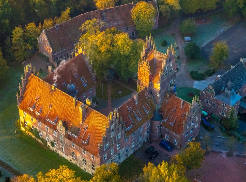 Hamm von oben - Herbstluftbild Schulgebäude des Schloss Heessen Privatschule und Internat in Heessen im Bundesland Nordrhein-Westfalen, Deutschland