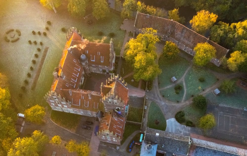 Luftbild Hamm - Herbstluftbild Schulgebäude des Schloss Heessen Privatschule und Internat in Heessen im Bundesland Nordrhein-Westfalen, Deutschland