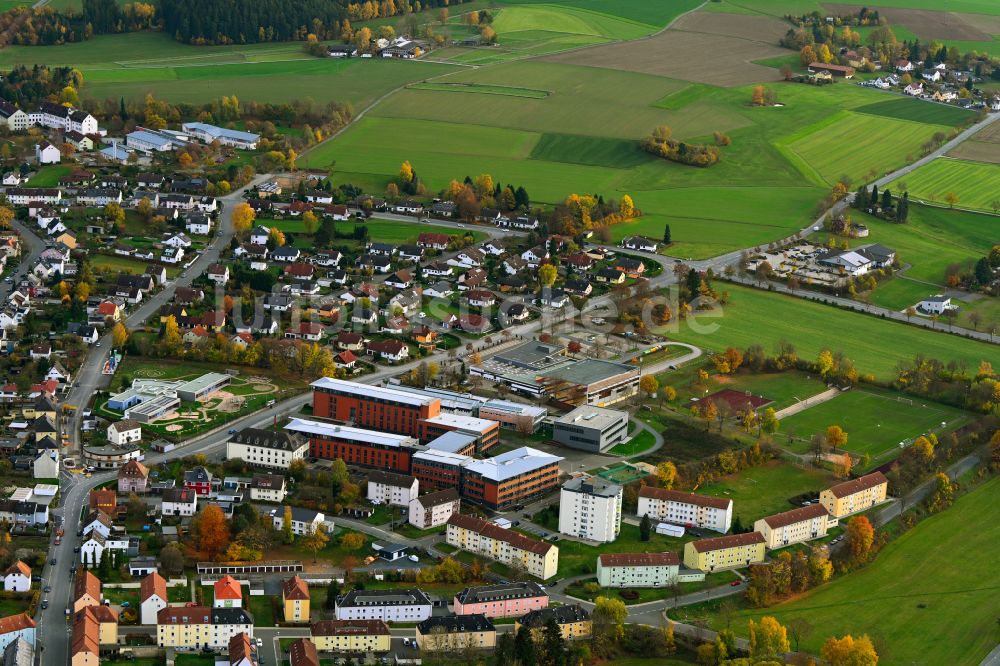 Rehau von oben - Herbstluftbild Schulstandort in Rehau im Bundesland Bayern, Deutschland