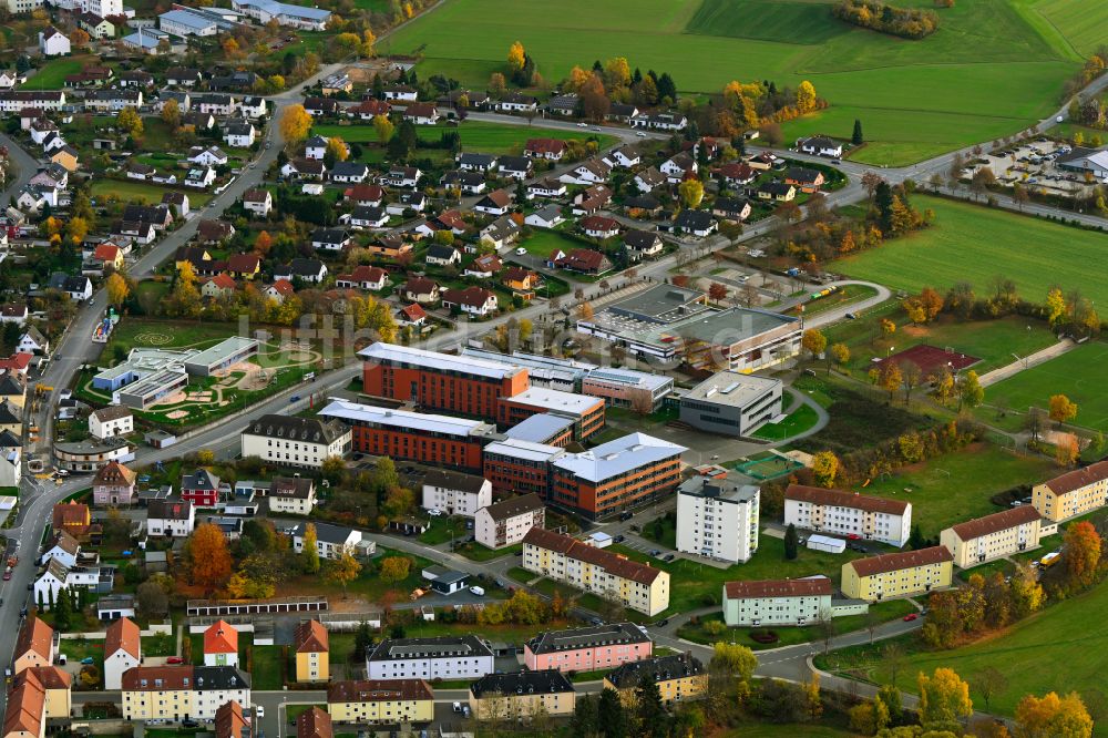Rehau aus der Vogelperspektive: Herbstluftbild Schulstandort in Rehau im Bundesland Bayern, Deutschland