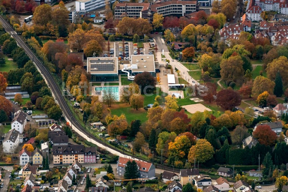 Luftaufnahme Offenburg - Herbstluftbild Schwimmbecken des Freibades Freizeitbad Stegermatt in Offenburg im Bundesland Baden-Württemberg, Deutschland