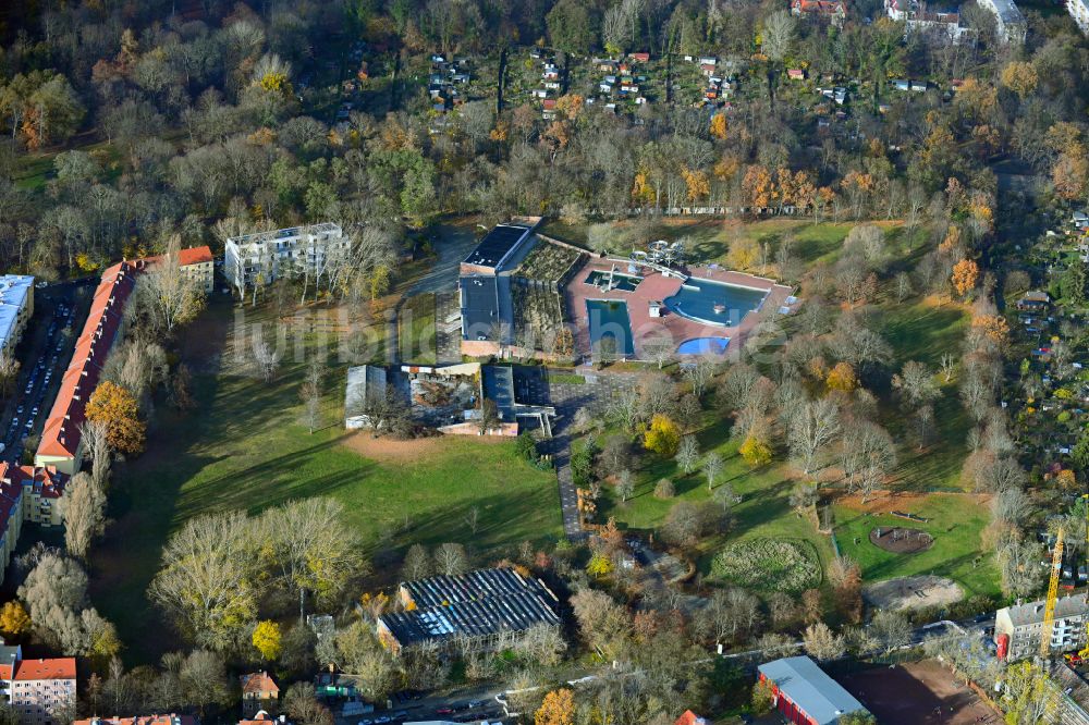 Luftaufnahme Berlin - Herbstluftbild Schwimmbecken des Freibades Am Schlosspark im Ortsteil Pankow in Berlin, Deutschland