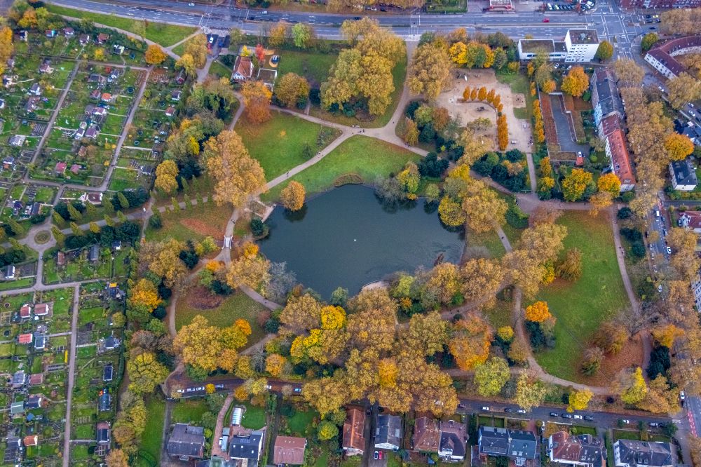 Luftaufnahme Gelsenkirchen - Herbstluftbild See im Bulmker Park im Ortsteil Bulmke-Hüllen in Gelsenkirchen im Bundesland Nordrhein-Westfalen, Deutschland