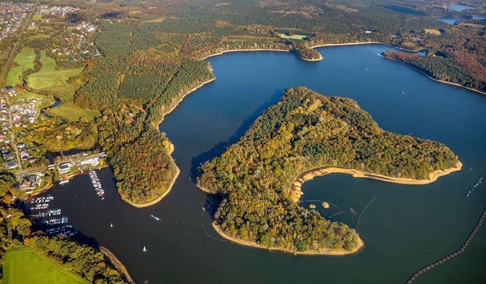 Haltern am See von oben - Herbstluftbild See- Insel im Halterner Stausee in Haltern am See im Bundesland Nordrhein-Westfalen, Deutschland