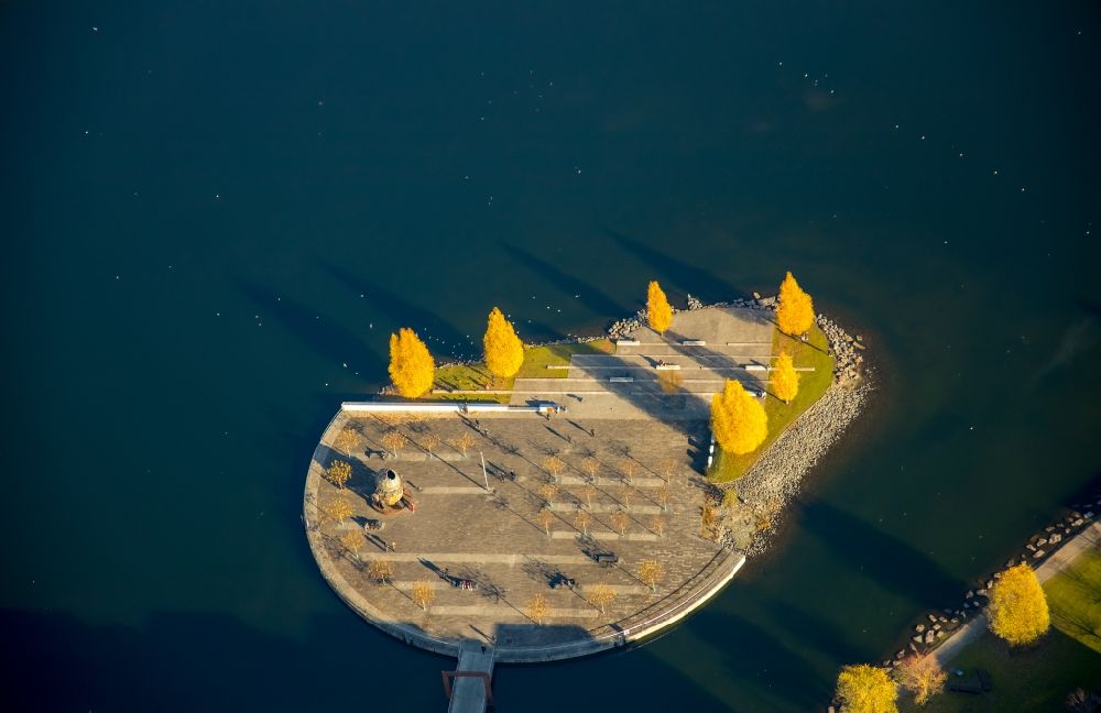 Luftbild Dortmund - Herbstluftbild See- Insel auf dem Plateau der Kulturinsel auf dem Phönixsee im Ortsteil Hörde in Dortmund im Bundesland Nordrhein-Westfalen, Deutschland
