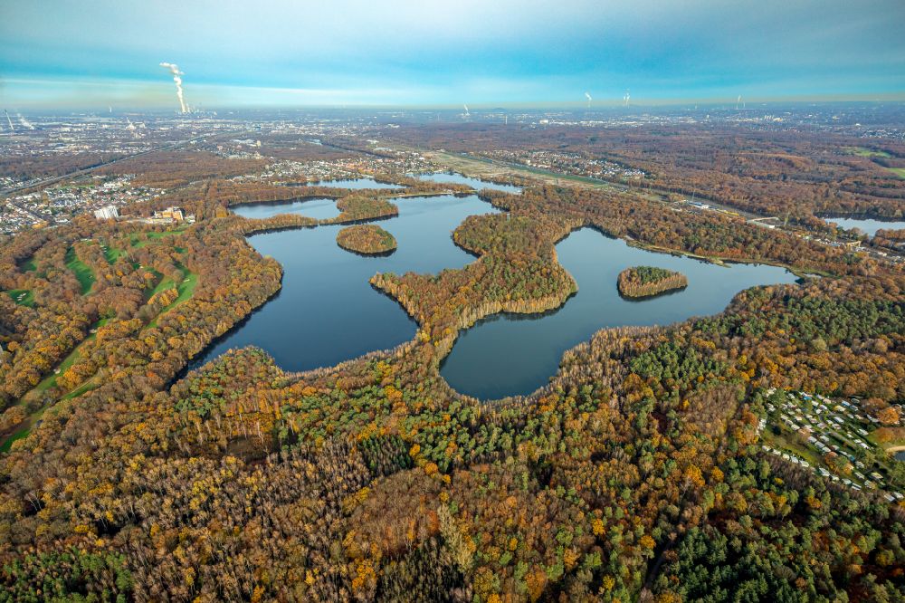 Duisburg aus der Vogelperspektive: Herbstluftbild Seen- Kette und Uferbereiche Sechs-Seen-Platte in Duisburg im Bundesland Nordrhein-Westfalen, Deutschland