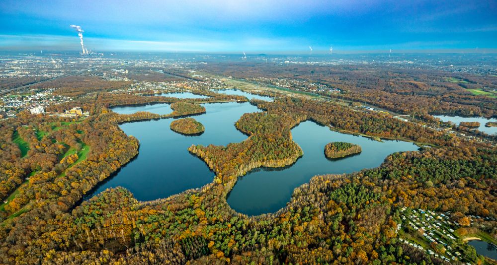 Luftbild Duisburg - Herbstluftbild Seen- Kette und Uferbereiche Sechs-Seen-Platte in Duisburg im Bundesland Nordrhein-Westfalen, Deutschland