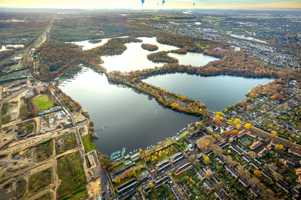 Luftaufnahme Duisburg - Herbstluftbild Seen- Kette und Uferbereiche Sechs-Seen-Platte in Duisburg im Bundesland Nordrhein-Westfalen, Deutschland