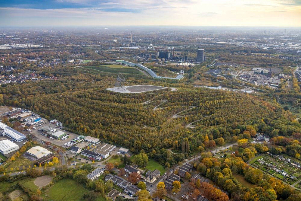 Luftbild Bottrop - Herbstluftbild Serpentinenförmiger Kurvenverlauf einer Wegführung auf die Halde an der Beckstraße in Bottrop im Bundesland Nordrhein-Westfalen, Deutschland