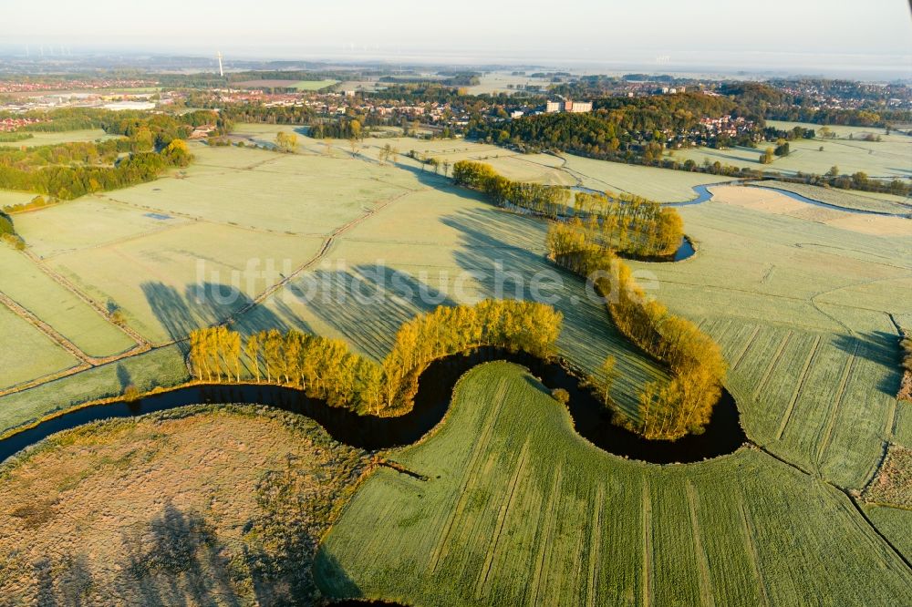 Luftbild Stade - Herbstluftbild Serpentinenförmiger Kurvenverlauf eines Bach - Flüsschens Schwinge in Stade im Bundesland Niedersachsen, Deutschland