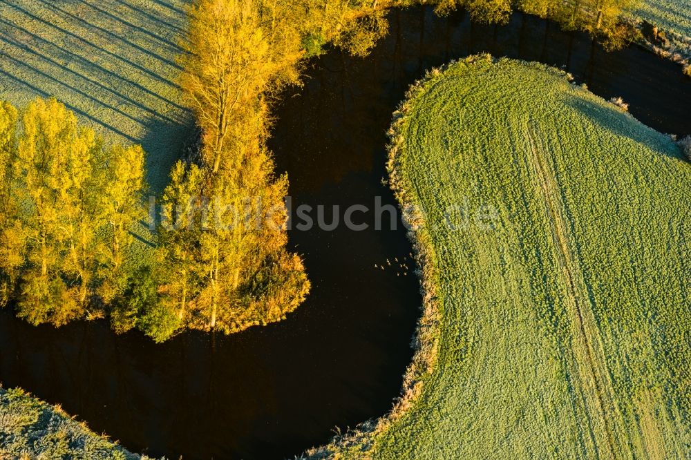 Luftaufnahme Stade - Herbstluftbild Serpentinenförmiger Kurvenverlauf eines Bach - Flüsschens Schwinge in Stade im Bundesland Niedersachsen, Deutschland