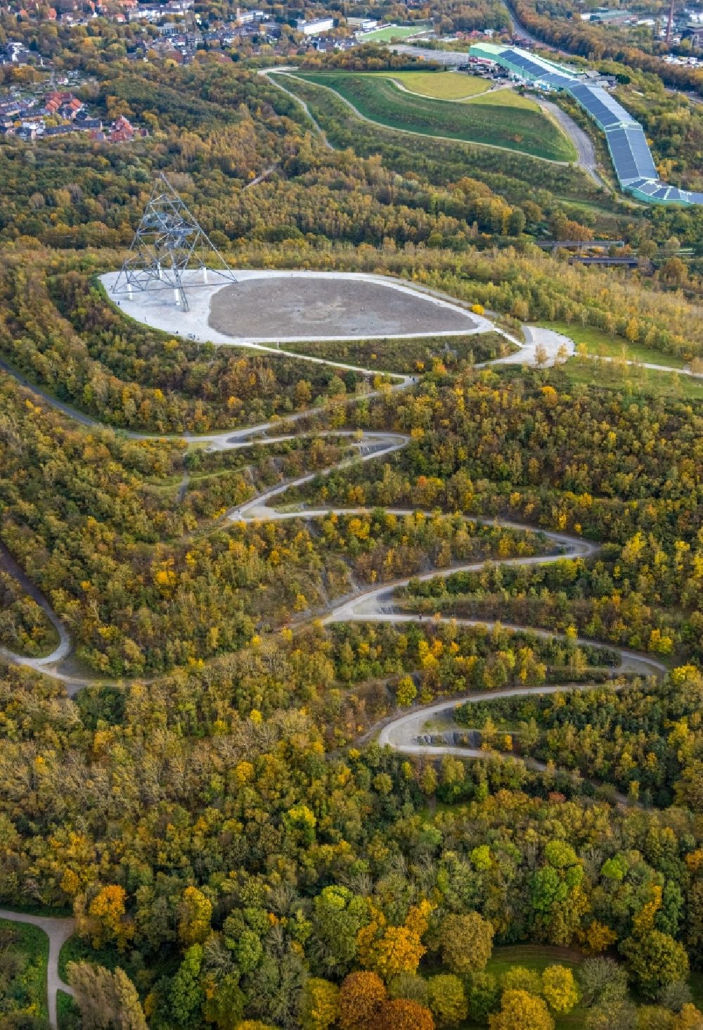 Luftaufnahme Bottrop - Herbstluftbild Serpentinenförmiger Kurvenverlauf einer Wegführung auf die Halde an der Beckstraße in Bottrop im Bundesland Nordrhein-Westfalen, Deutschland
