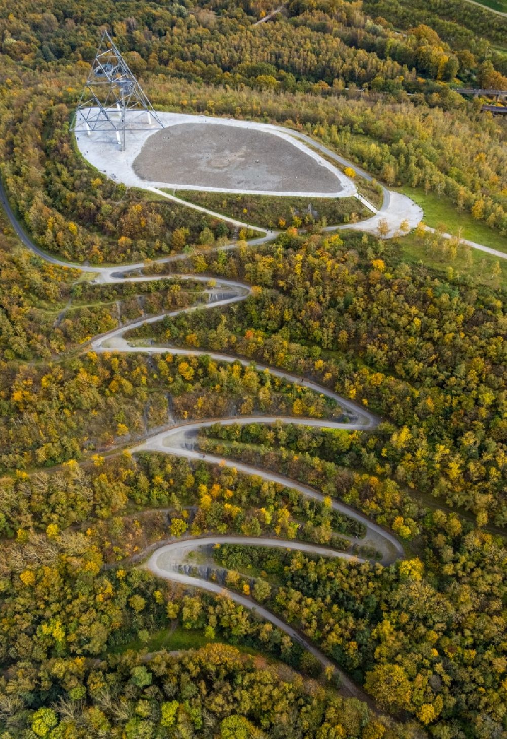 Bottrop von oben - Herbstluftbild Serpentinenförmiger Kurvenverlauf einer Wegführung auf die Halde an der Beckstraße in Bottrop im Bundesland Nordrhein-Westfalen, Deutschland