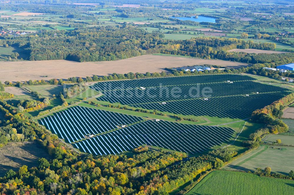 Lanken aus der Vogelperspektive: Herbstluftbild Solarkraftwerk und Photovoltaik- Anlagen in einem Feld in Lanken im Bundesland Schleswig-Holstein, Deutschland