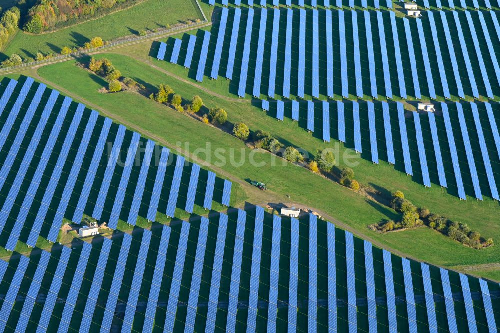 Luftaufnahme Lanken - Herbstluftbild Solarkraftwerk und Photovoltaik- Anlagen in einem Feld in Lanken im Bundesland Schleswig-Holstein, Deutschland