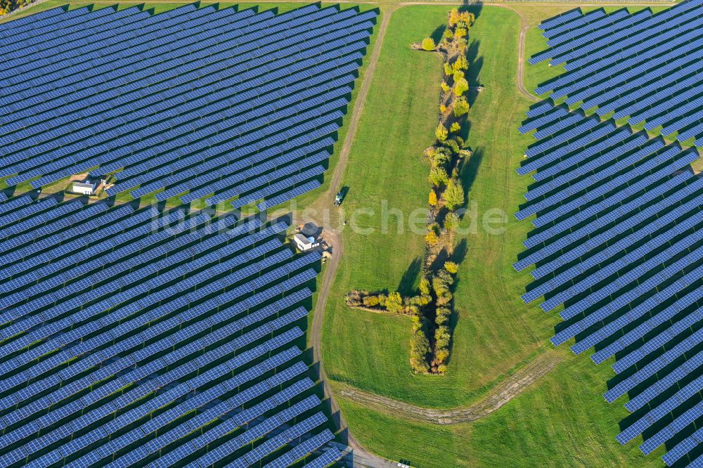 Lanken von oben - Herbstluftbild Solarkraftwerk und Photovoltaik- Anlagen in einem Feld in Lanken im Bundesland Schleswig-Holstein, Deutschland