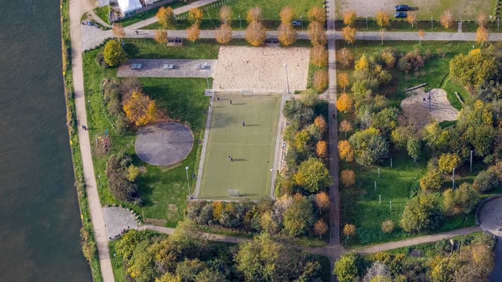 Luftbild Wanne-Eickel - Herbstluftbild Spielplatz Outdoor Spielplatz und Bolzplatz Am Kanal in Wanne-Eickel im Bundesland Nordrhein-Westfalen, Deutschland