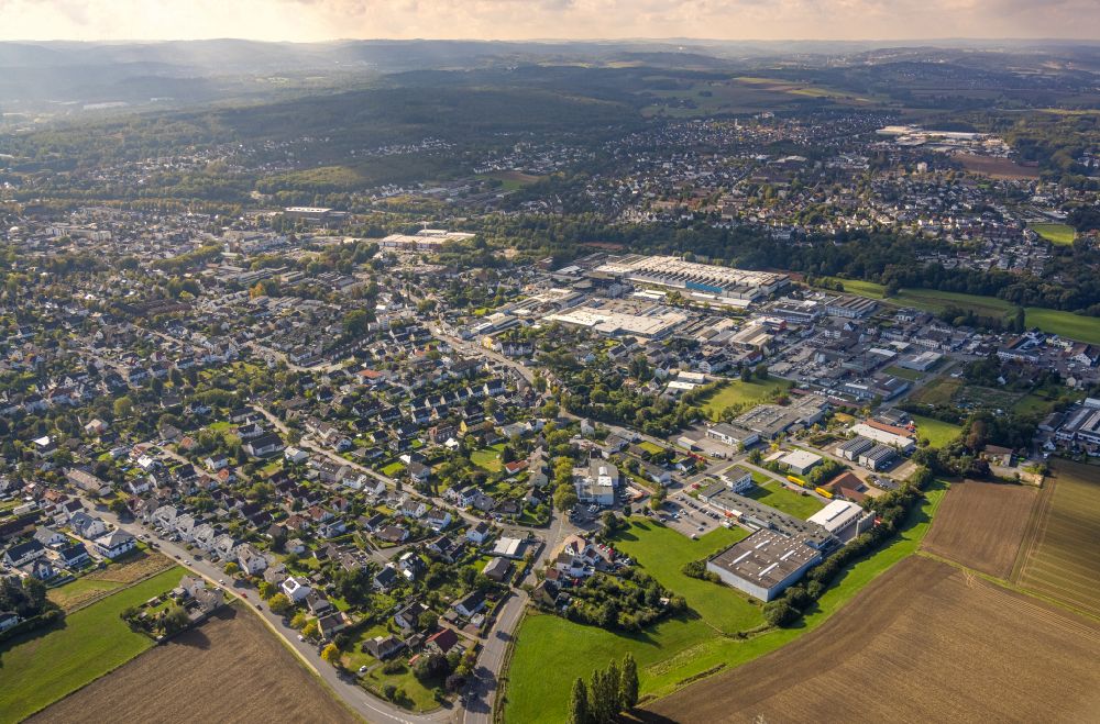Luftaufnahme Menden (Sauerland) - Herbstluftbild Stadtansicht vom Innenstadtbereich in Menden (Sauerland) im Bundesland Nordrhein-Westfalen, Deutschland
