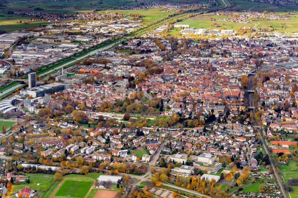 Luftaufnahme Offenburg - Herbstluftbild Stadtansicht vom Innenstadtbereich in Offenburg im Bundesland Baden-Württemberg, Deutschland