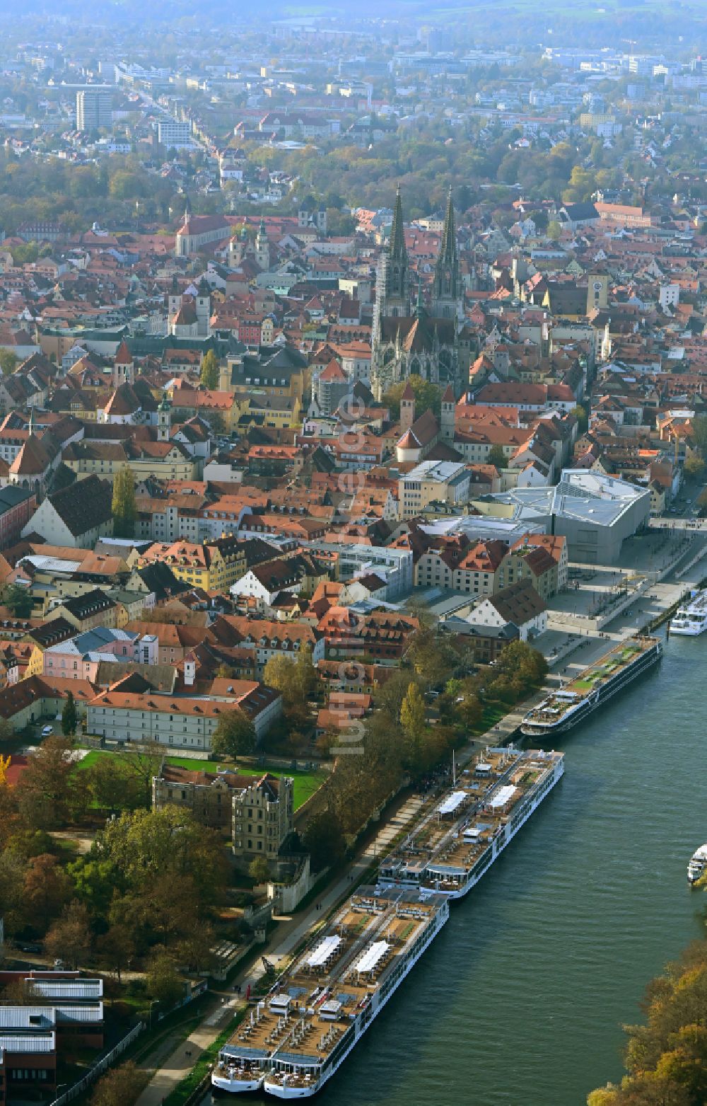 Regensburg von oben - Herbstluftbild Stadtansicht vom Innenstadtbereich am Ufer der Donau in Regensburg im Bundesland Bayern, Deutschland