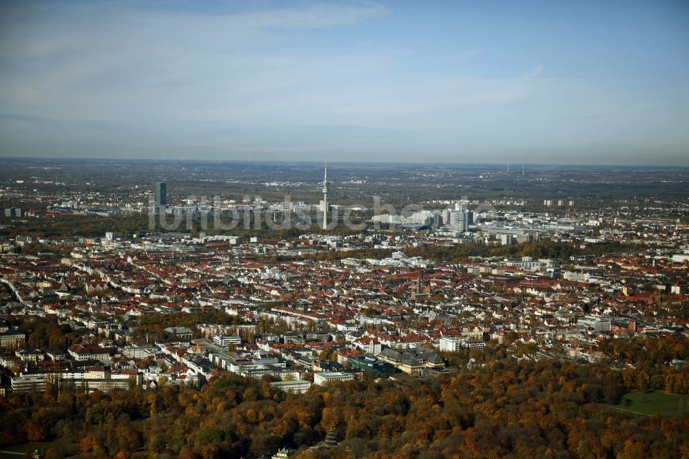 Luftaufnahme München - Herbstluftbild Stadtansicht im Stadtgebiet im Ortsteil Schwabing-West in München im Bundesland Bayern, Deutschland
