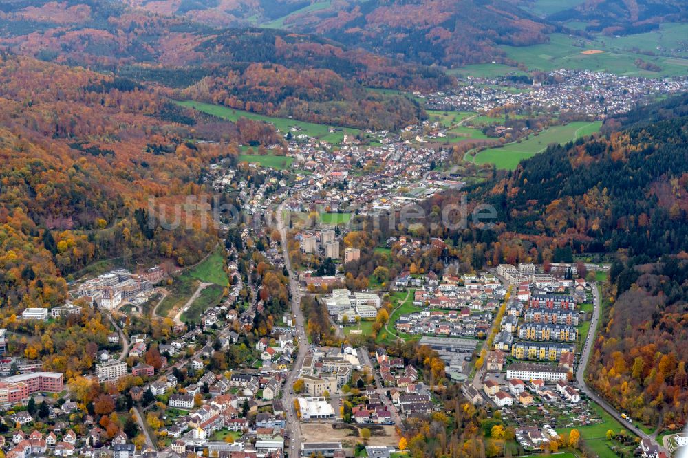 Luftaufnahme Lahr/Schwarzwald - Herbstluftbild Stadtansicht mit umgebender Berglandschaft in Lahr/Schwarzwald im Bundesland Baden-Württemberg, Deutschland