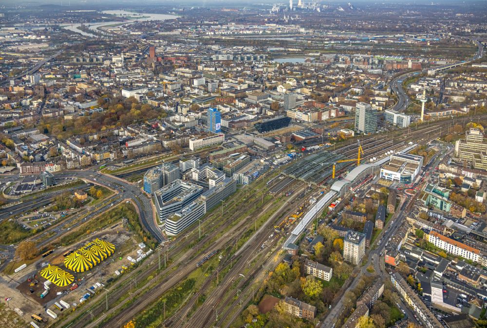 Luftaufnahme Duisburg - Herbstluftbild Stadtzentrum im Innenstadtbereich am Hauptbahnhof in Duisburg im Bundesland Nordrhein-Westfalen, Deutschland
