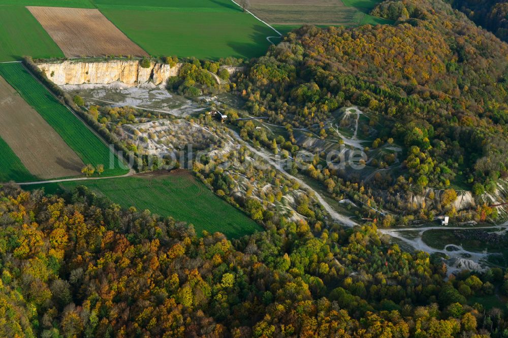 Bischberg aus der Vogelperspektive: Herbstluftbild Stillgelegter renaturierter Steinbruch in Bischberg im Bundesland Bayern, Deutschland