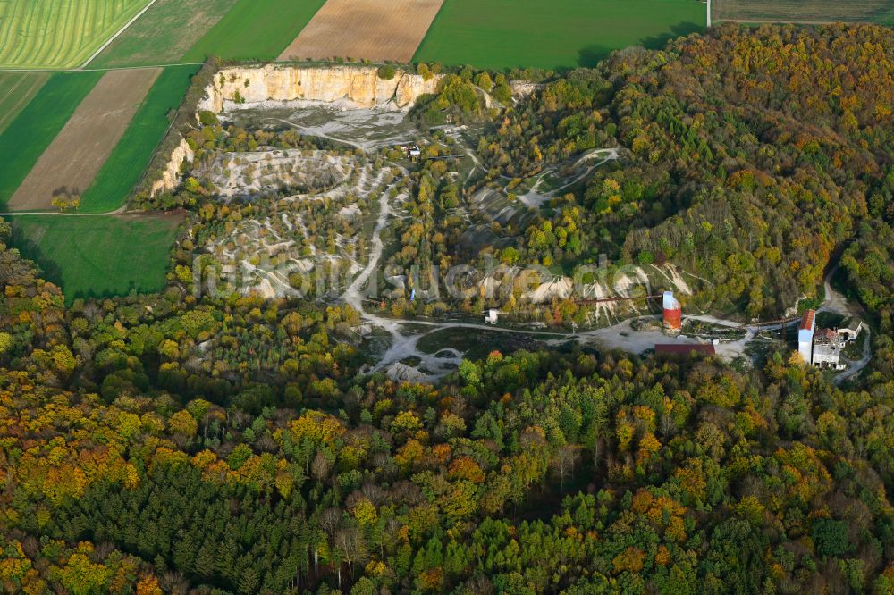 Luftaufnahme Bischberg - Herbstluftbild Stillgelegter renaturierter Steinbruch in Bischberg im Bundesland Bayern, Deutschland