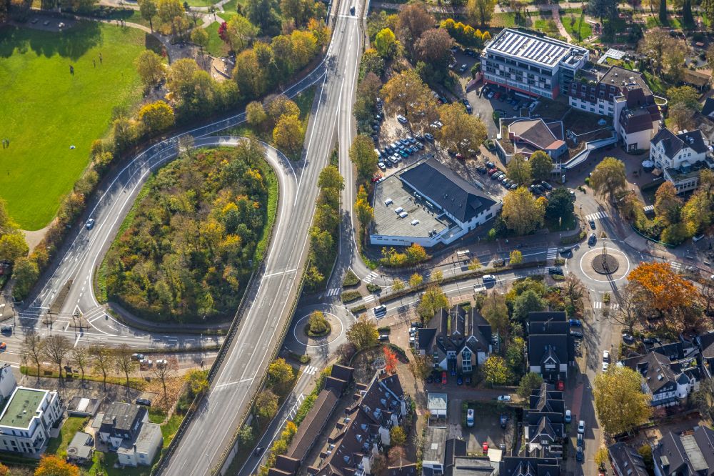 Herdecke von oben - Herbstluftbild Straßenführung im Bereich Hagener Straße - Hensteyseestraße in Herdecke im Bundesland Nordrhein-Westfalen, Deutschland