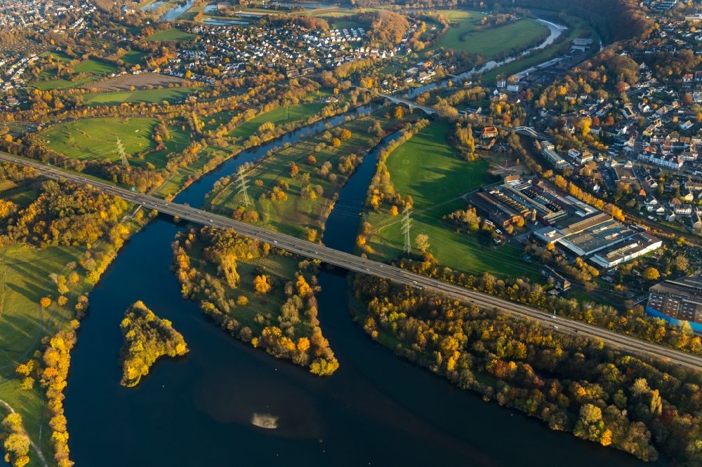 Luftbild Witten - Herbstluftbild Strukturen einer Auen und- Wiesen- Landschaft der Ruhr in Witten im Bundesland Nordrhein-Westfalen, Deutschland